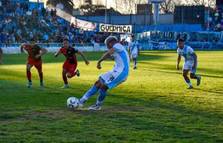 Ayunta define fuerte, al medio, para el 1-0 de Temperley.