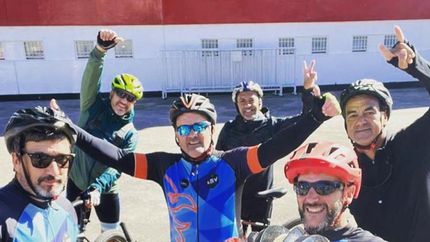 Los bicivoladores en pleno paseo.