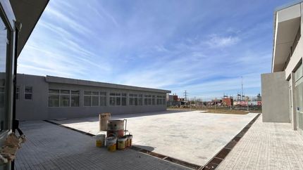 Así está quedando el patio de la primaria N°99 de Barrio Obrero, Santa Catalina.
