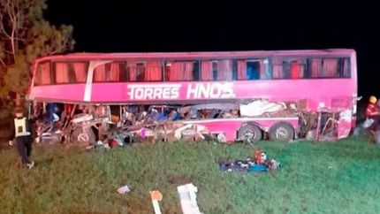 Así quedó el micro tras el trágico choque.