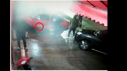 El policía sacó el arma y repelió a los ladrones a los tiros.
