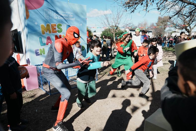 Spider Man dijo presente y se puso a jugar con los chicos.&nbsp;