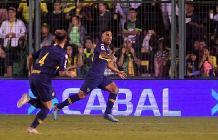 Carlos Tevez festeja su gol, el que le dio la victoria a Boca en cancha de Defensa y Justicia.