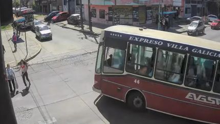 El hecho quedó filmado por una cámara de seguridad.