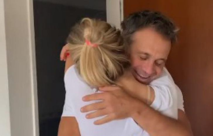 Sergio Lapegüe y el fuerte abrazo con su hija.