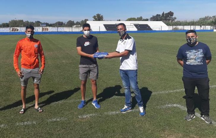 Los jugadores fueron reconocidos por el ascenso.