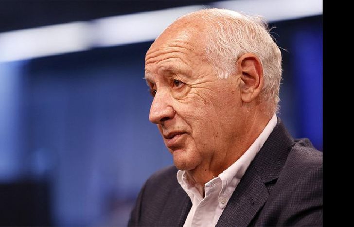 Hace 8 años la economía está absolutamente paralizada”, analizó.