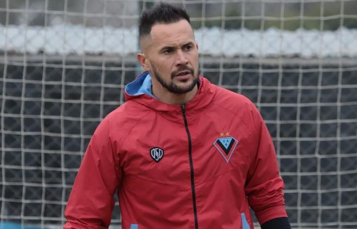 Ramírez, a pesar de su problema físico, respondió bajo  los tres palos.