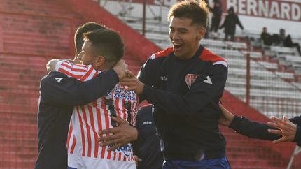 Arbello abraza a un compañero, se suma Sequiera en el festejo.