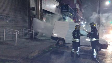 Los Bomberos de Lomas apagaron el incendio. Los Bomberos de Lomas apagaron el incendio.