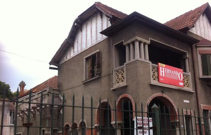 La casa está ubicada sobre la avenida Alsina al 400.