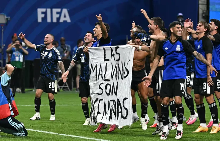 Los jugadores de la Selección Argentina con la bandera de Malvinas.&nbsp;