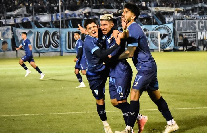 Luciano Nieto celebra su gol agónico que le dio el triunfo a Temperley.