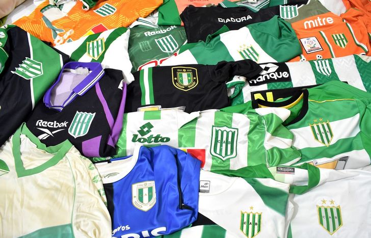 Los hinchas de Banfield podrán diseñar la nueva camiseta oficial.