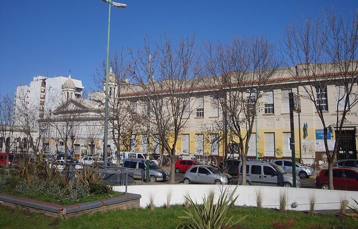 Conocida popularmente como “la Escuela de la Plaza” en Lomas.