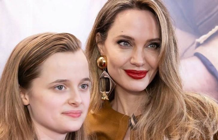 La joven junto a su madre.