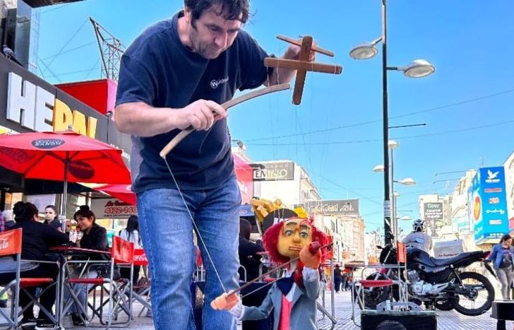 El arte de manejar las marionetas que él mismo crea.