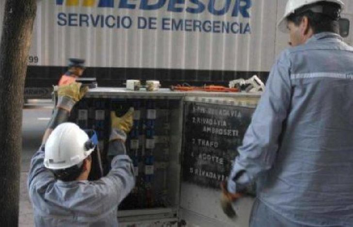 Los hombres aparecen vestidos con ropa, casco e identificaciones similares a las de la empresa.