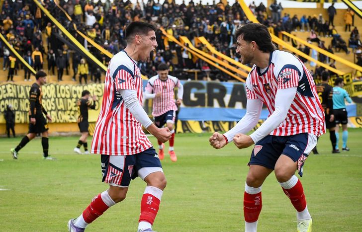 Facundo Villarreal festeja con Mauricio Asenjo el segundo gol de Los Andes.