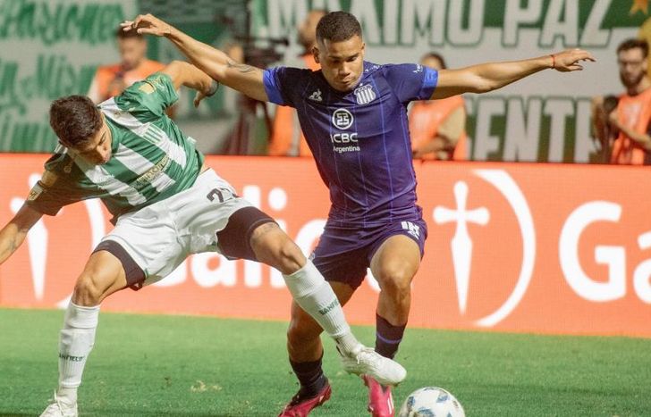 Álvarez procura dominar el balón.