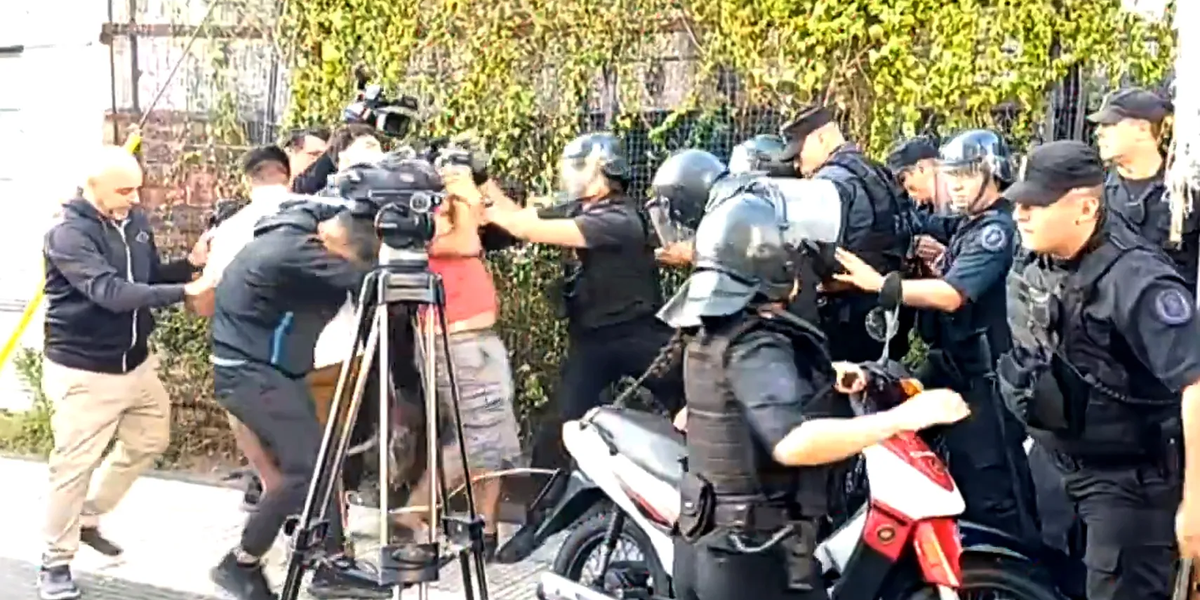 Empujones y gas pimienta en la antesala del debate por la ley de glaciares.