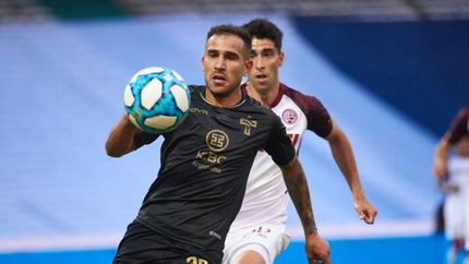 Lanús y Talleres animan un entretenido partido.