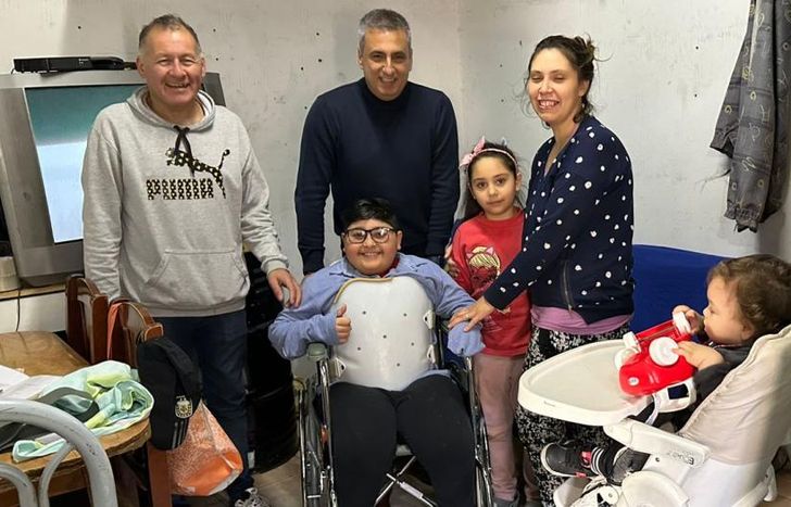 En la entrega de la silla que le brindará movilidad a Santino.