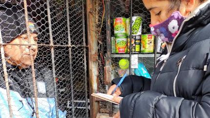 La ayuda no se hace esperar: salen a la calle a inscribir.