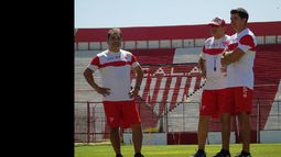 Biggeri, durante la práctica, con su equipo de trabajo.