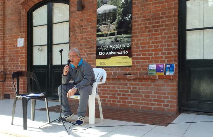 Presenta su libro en la región y en Capital.
