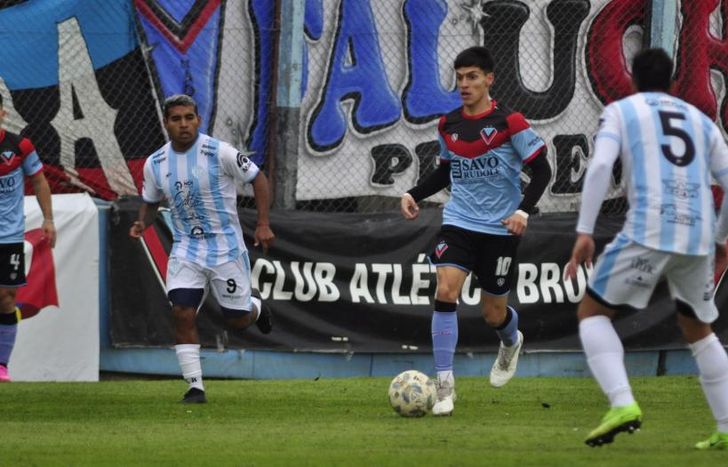 Benítez conduce y lo espera Matías Brige.