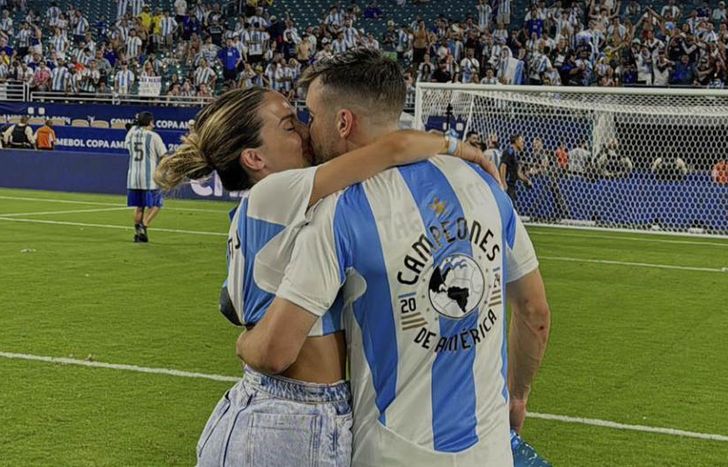 Caro y Nico, a los besos.