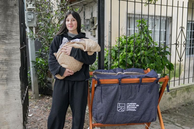 Las cunitas que reciben las vecinas son confeccionadas por emprendedores.
