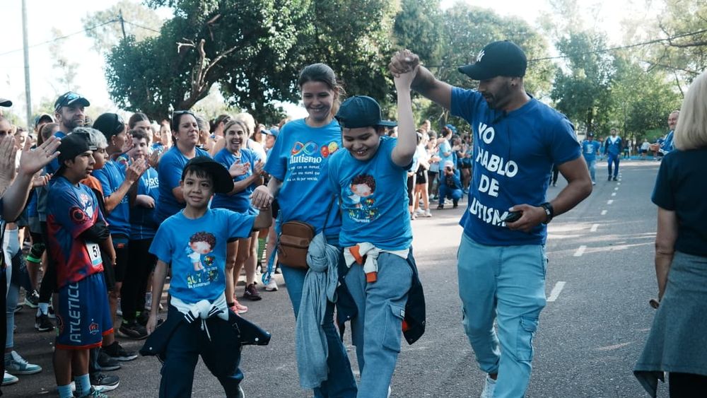 El Parque de Lomas se tiñó de azul por el autismo. El Parque de Lomas se tiñó de azul por el autismo.