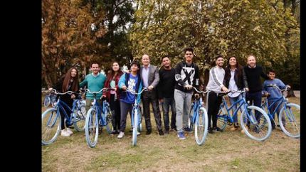 Entregaron más de 100 bicicletas a jóvenes de centros de estudiantes de Lomas