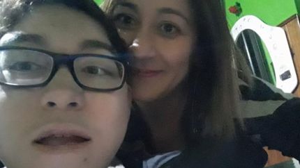 Favio junto a su mamá, un pilar fundamental en su vida.