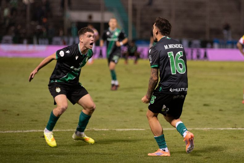 Mauro Méndez celebra el gol que le permitió a Banfield ir a los penales.