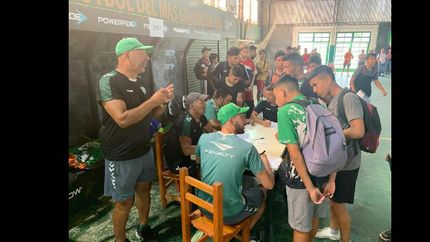 Los entrenadores observan a decenas de chicos cada día de prueba.