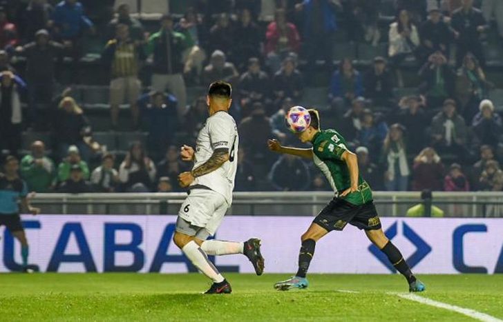Cruz cabecea y le da el triunfo a Banfield.