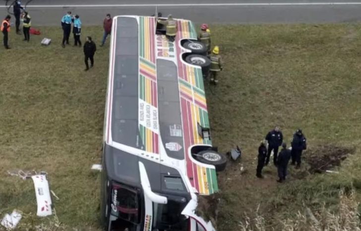 El micro había volcado en la Ruta 2 a la altura de Chascomús.