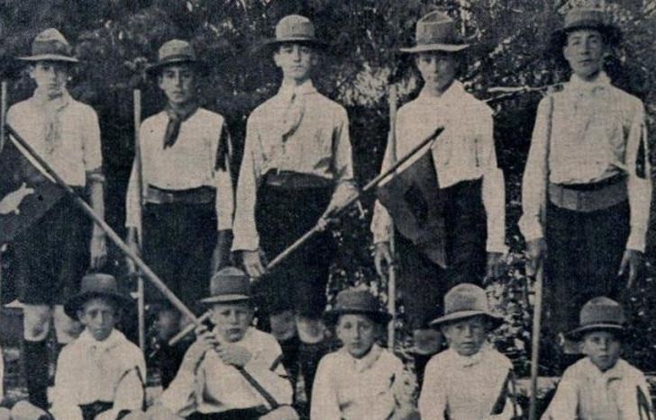 El Grupo Scout de Banfield, de pie. Un orgullo para la localidad.