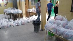 Las bolsas con meriendas para las vecinos.