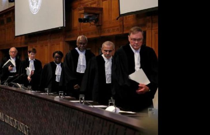 Los jueces del Tribunal de La Haya entrando esta mañana a la Corte