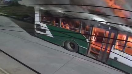 El incendio fue captado por una cámara de seguridad.