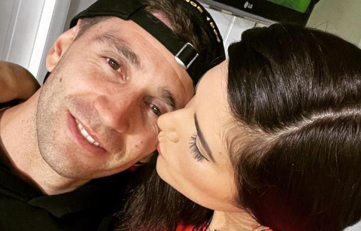 Dibu Martínez y su esposa.