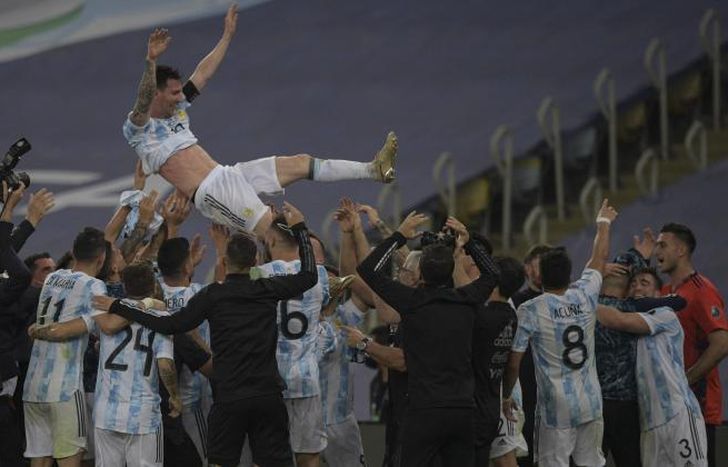 Messi vuela por el aire. El capitán tuvo su revancha.