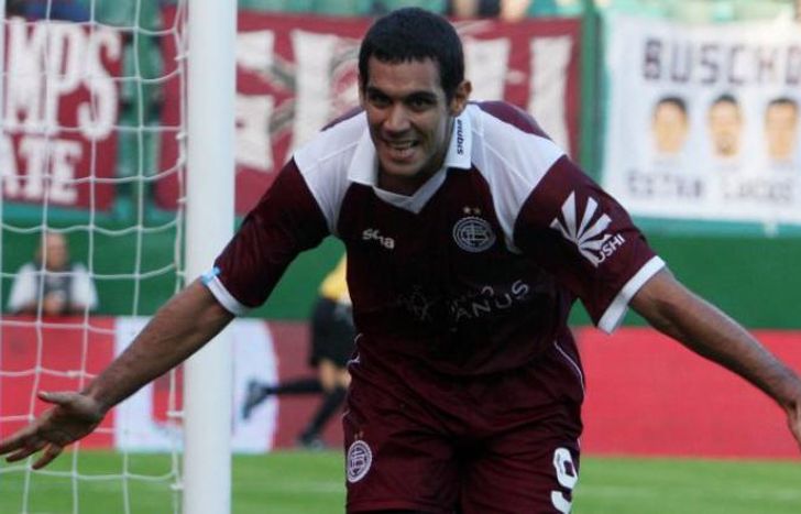 Uno de los festejos del Pepe en cancha de su clásico rival.