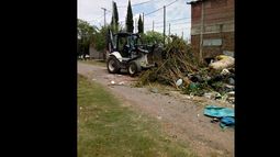 aparecen desde bolsas de basura hasta colchones, sillones de dos plazas o televisores rotos.