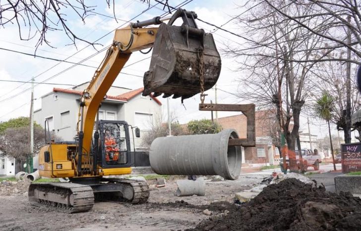 En Banfield repavimentan calles y mejoran la red cloacal.