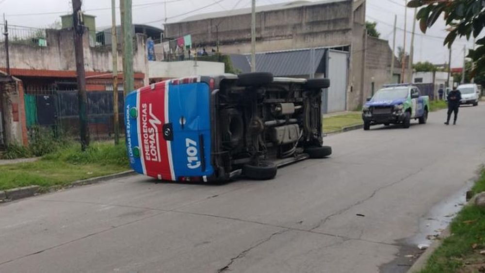 Una ambulancia volcó tras ser embestida por un auto: dos heridos